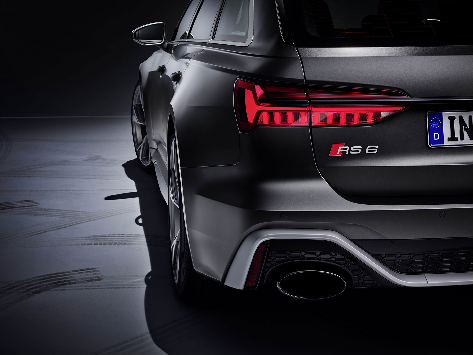 Audi RS 6 Avant dans la pénombre